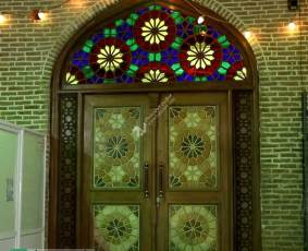 1_-و-سردرب-چوبی-سنتی-شیشه-رنگی-ورودی-مسجد-شش-ناو-تفرش