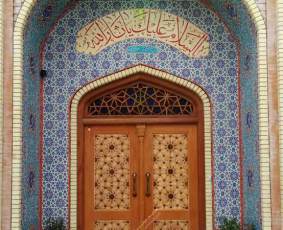 1_-و-سردرب-چوبی-شیشه-رنگی-ورودی-مسجد-باب-الحوائج-خیابان-17-شهریور-خراسان-رضوی