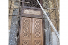 (8) نصب درب چوبی گره چینی و سردرب ورودی موسسه تراث الشهید حکیم – عراق - نجف اشرف