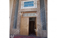(7)درب چوبی با هنر گره چینی مشبک و توپر ورودی مسجد وحسینیه شهدای دانشگاه آزاد نیشابور