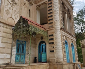 درب قدیمی چوبی کاخ موزه باغچه جوق قصراقبال السلطنه