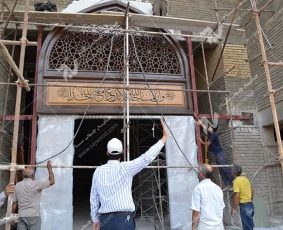نصب درب چوبی گره چینی سنتی ورودی شبستان مجتمع شهید محراب ثقفی