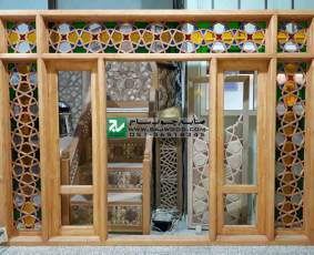 پنجره  چوبی ارسی شیشه رنگی ساخته شده با هنر گره چینی مشبک پروژه ویلا ی طرقبه مشهد-خراسان