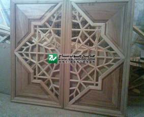 پنجره چوبی سنتی ساخته شده با هنر گره چینی مشبک به روش آلات چینی دست ساز پروژه مصلی تبریز-آذربایجان شرقی