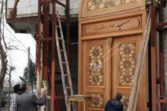 نصب درب چوبی سنتی مسجد امام رضا مشهد مقدس
