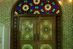 درب چوبی سنتی مسجد شش ناو تفرش با شیشه های رنگی
