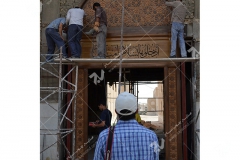 نصب درب چوبی گره چینی ورودی غربی مجتمع شهید محراب ثقفی - عراق - نجف اشرف