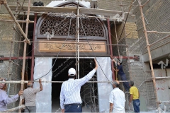 نصب درب چوبی گره چینی سنتی ورودی شبستان مجتمع شهید محراب ثقفی - عراق - نجف اشرف