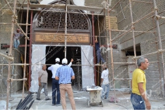 نصب درب چوبی گره چینی سنتی ورودی شبستان مجتمع شهید محراب ثقفی - عراق - نجف اشرف