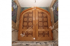 (1) درب چوبی گره چینی سنتی مسجد ایزدی – خیابان امام رضا - مشهد مقدس