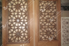 (2) درب چوبی گره چینی شمسه تند ده امامزاده سلطان سلیمان - نیشابور