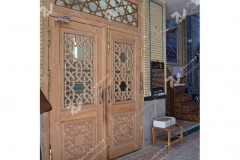 (2)درب چوبی سنتی با هنر گره چینی مشبک مسجد ابا عبدالله حسین - خیابان خرمشهر- مشهد مقدس