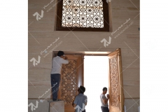 (1) درب چوبی گره چینی وپنجره چوبی مشبک موسسه تراث الشهید حکیم – عراق - نجف اشرف