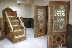 (1) درب چوبی سنتی گره چینی و منبر مسجد دانشگاه آزاد قوچان