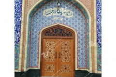 (1)درب چوبی گره چینی و مشبک شیشه رنگی حسینیه جان نثاران پنج باب الحوائج -17شهریور- مشهد مقدس