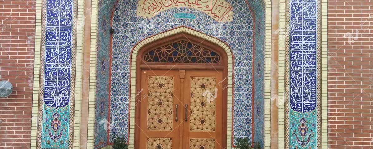 درب چوبی سنتی گره چینی با شیشه های رنگی حسینیه جان نثاران مشهد