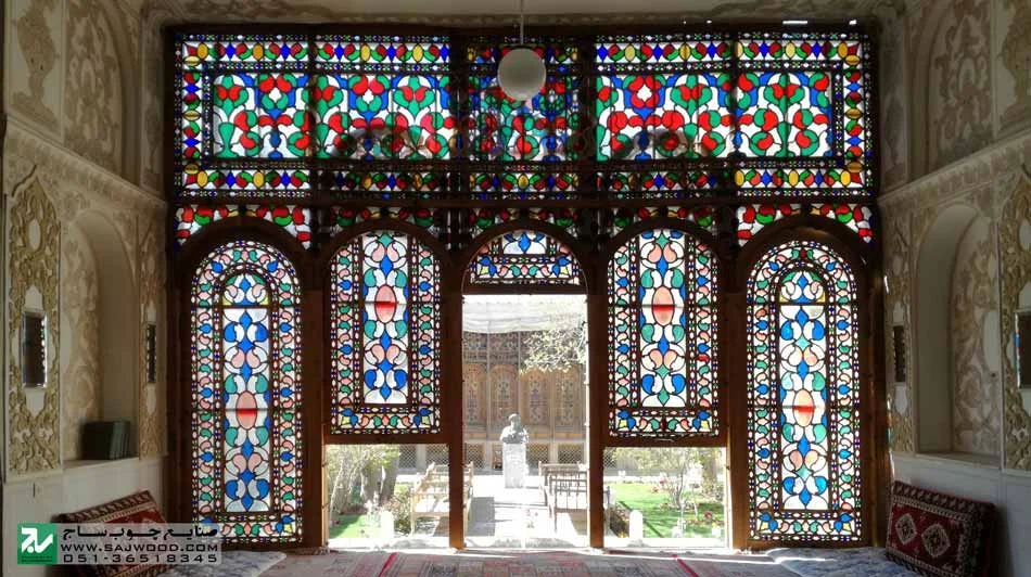 پنجره ارسی سنتی با هنر گره چینی ترکیبی از قواره بری چوب و شیشه های رنگی طرح بته جقه