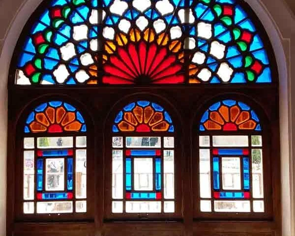 تعریف هنر ارسی سازی در ساخت پنجره های سنتی،قدیمی مشبک و شیشه رنگی