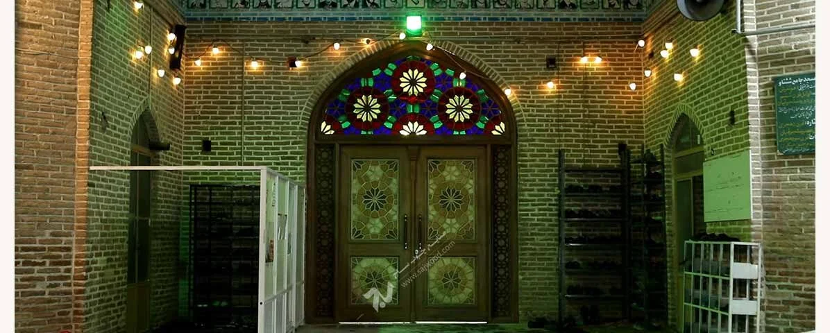 درب چوبی سنتی مسجد گره چینی با شیشه رنگی و ارسی در مجموعه تاریخی 1200 ساله شش ناو تفرش