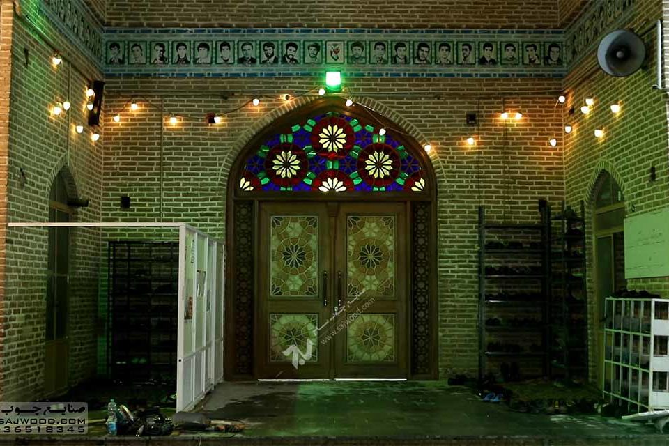 درب چوبی سنتی مسجد گره چینی با شیشه رنگی و ارسی در مجموعه تاریخی 1200 ساله شش ناو تفرش