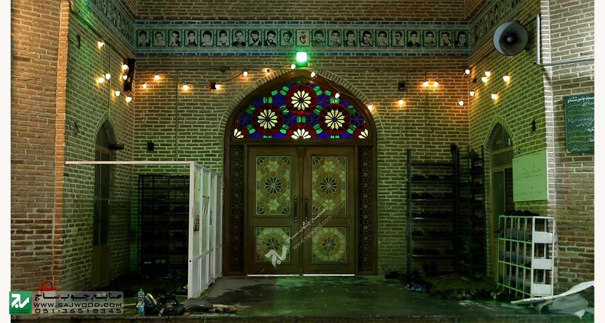 درب چوبی سنتی مسجد گره چینی با شیشه رنگی و ارسی در مجموعه تاریخی 1200 ساله شش ناو تفرش