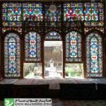 هنر قواره بری و اسلیمی سازی چوب با ترکیب شیشه های رنگی و گره چینی