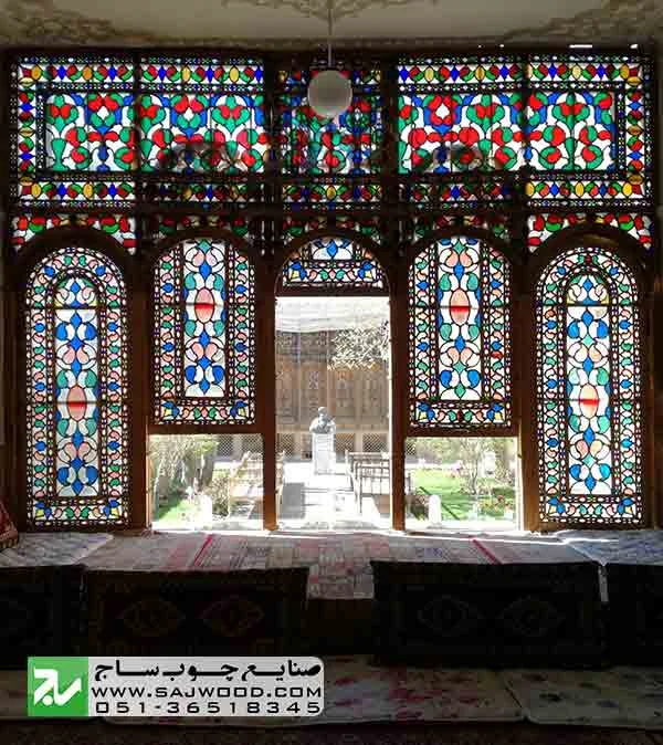 هنر قواره بری و اسلیمی سازی چوب با ترکیب شیشه های رنگی و گره چینی