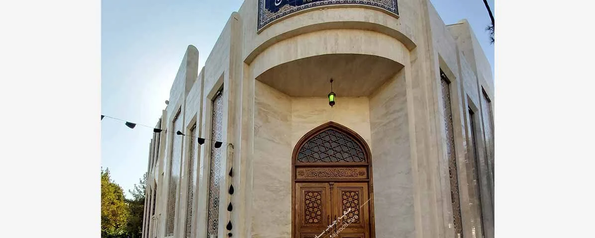 درب و سردرب چوبی مسجد و حسینیه امام حسین با گره چینی الت و لقط و مشبک